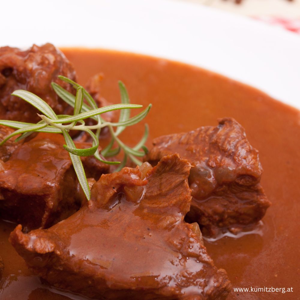 Herzhaftes Wild Gulasch - ein kulinarischer Höhepunkt – Kumitzberg.at Herzhaftes Wild Gulasch - ein kulinarischer Höhepunkt – Kumitzberg.at
