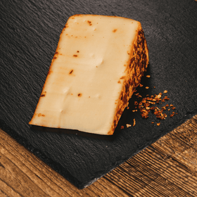 Heumilch - Chili - Käse – 300 g | Österreichischer Hartkäse mit Chilimischung | 45 % Fett i.Tr. - Kumitzberg.at