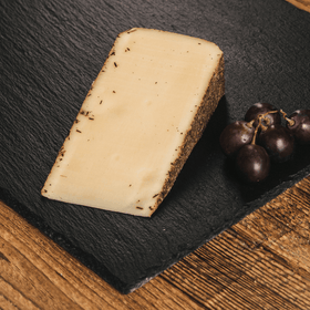 Heumilch Kräuterkäse – 300 g | Schnittkäse mit Kräutermantel | Aus thermisierter Heumilch g.t.S. | 50 % F.i.T. - Kumitzberg.at