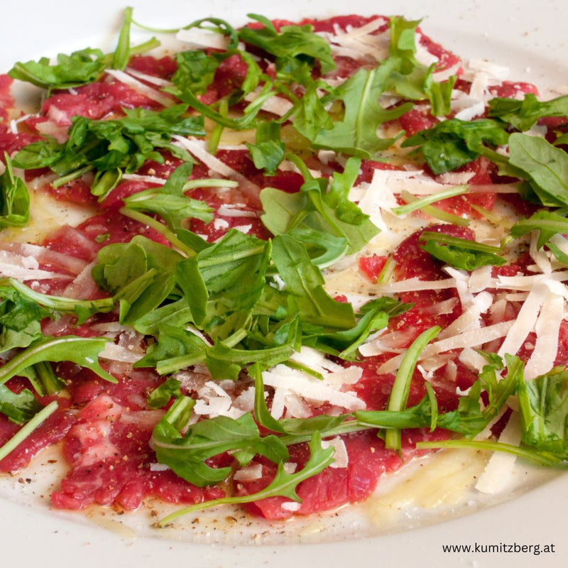 Hirsch-Carpaccio mit Rucola, Parmesan und Feigensenf-Vinaigrette