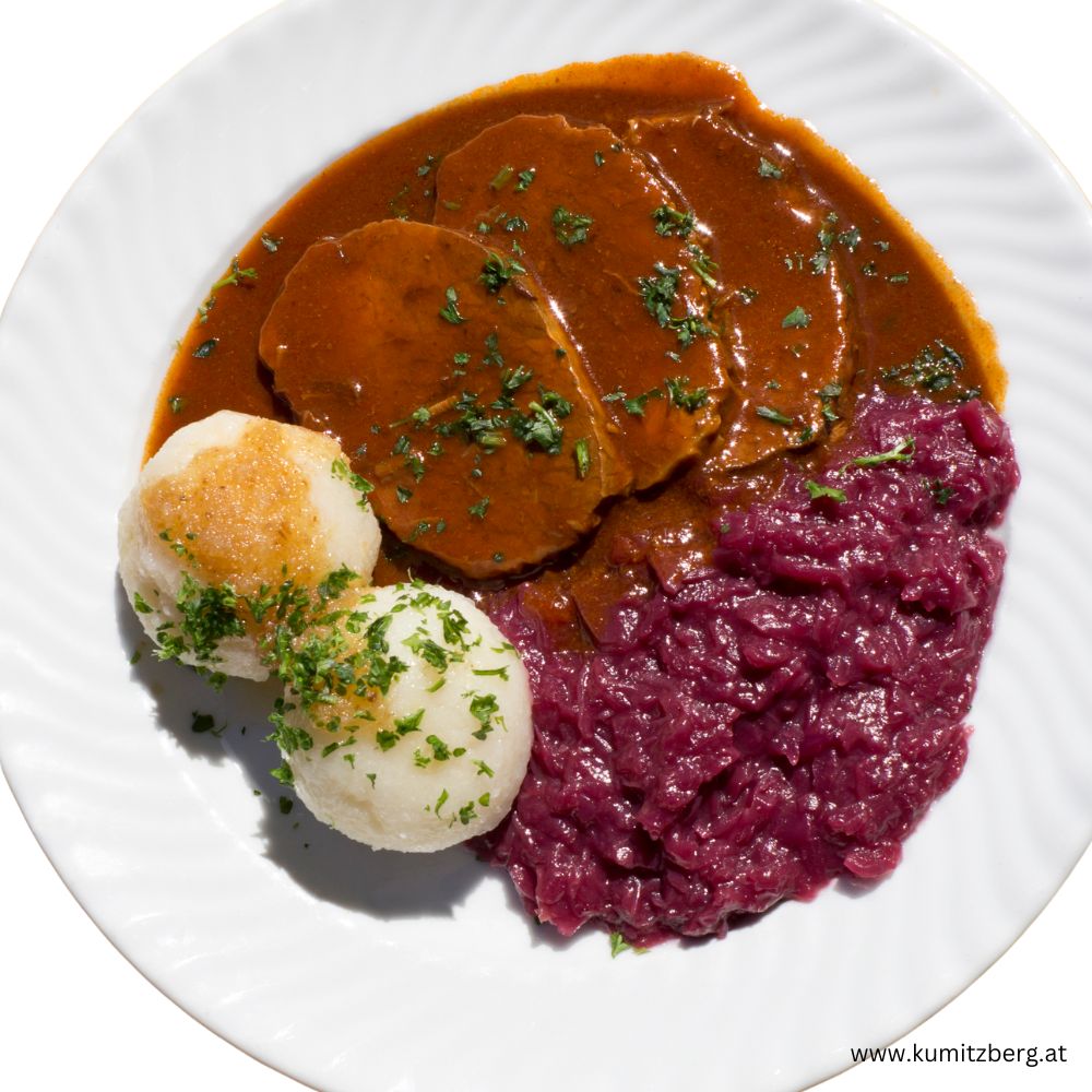 Hirschbraten mit Rotkraut und Brezenknödel - Kumitzberg.at