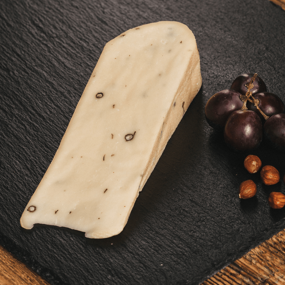 Kräuterkäse von der Loosbühelalm – 300 g | Rotschmiergereifter Schnittkäse mit Kräutern & Chili | 45 % F.i.T. - Kumitzberg.at